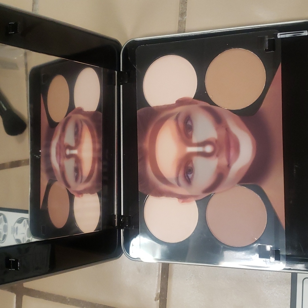 NEW!! ME MAKEOVER ESSENTIALS CONTOUR KIT - Picture 5 of 9